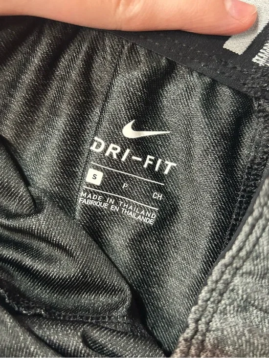 Nike Dri Fit Women's Grey Active Shorts with Foldable Logo Waistband Sz S - Picture 6 of 7